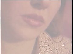 Brünette Herrin Trägern in sexy Luder in Lehrstuhl für Titty saugen
